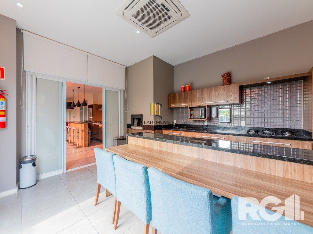 Apartamento de 65 m2 com 3 dormitórios sendo 1 suíte e 1 vaga no bairro Azenha.
