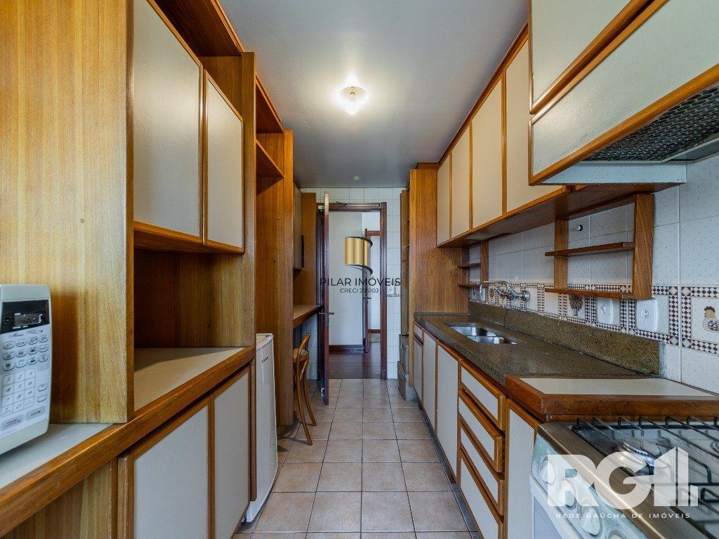 Apartamento clássico no bairro Rio Branco, 3 dormitórios, 1 suíte com closet e 2 vagas.
