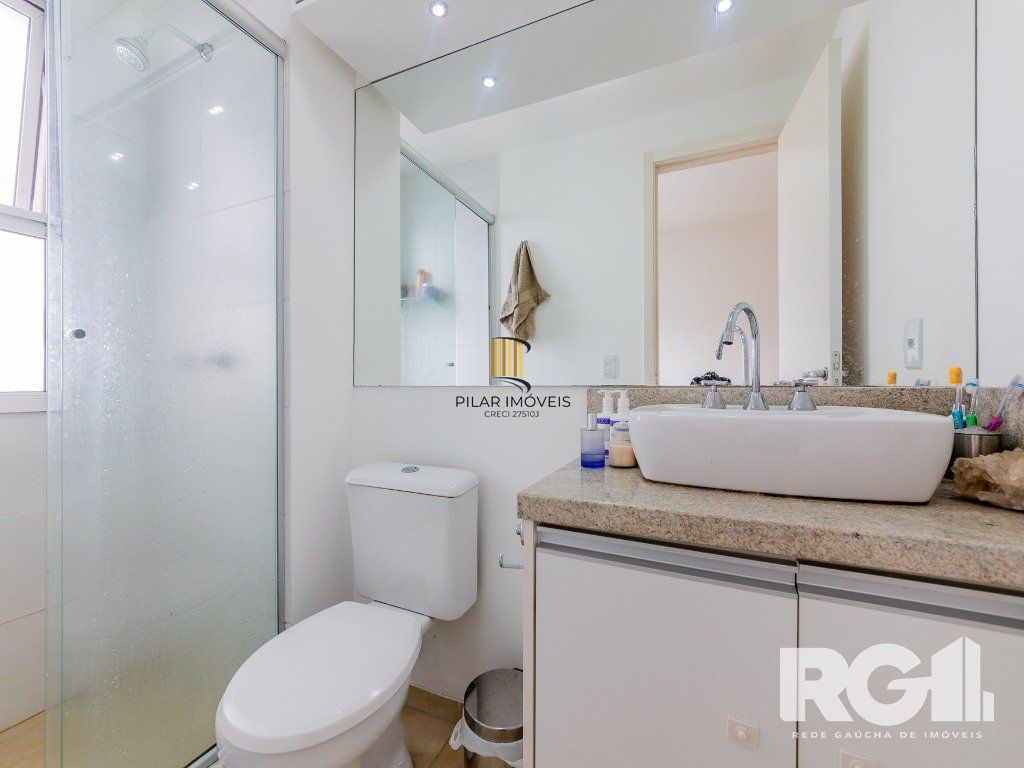 Apartamento de 65 m2 com 3 dormitórios sendo 1 suíte e 1 vaga no bairro Azenha.