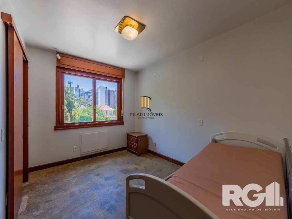 Apartamento clássico no bairro Rio Branco, 3 dormitórios, 1 suíte com closet e 2 vagas.