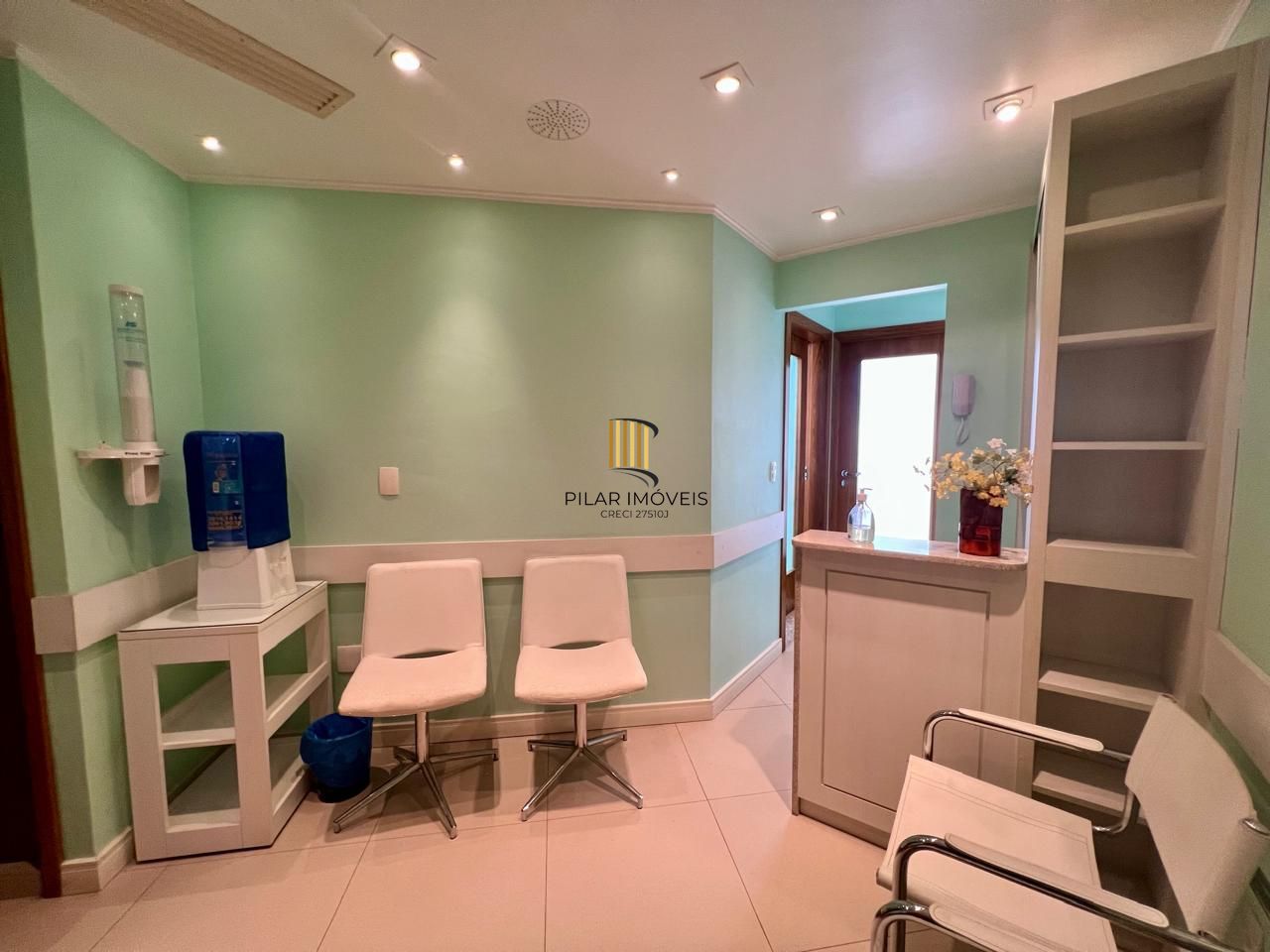 Clínica Odontológica mobiliada e equipada, 38 m2 com 2 vagas individuais na Av. Vinte e Quatro de Outubro