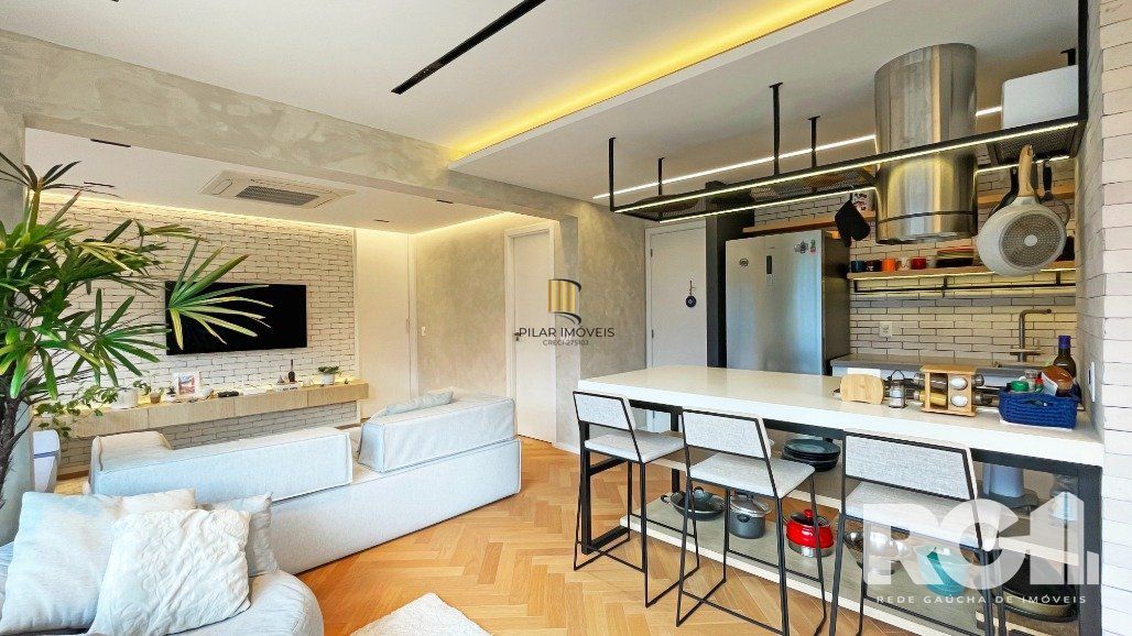 Apartamento de 72 m2 para alugar com 1 suíte, banheiro social com depósito e 2 vagas, finamente mobiliado e decorado.