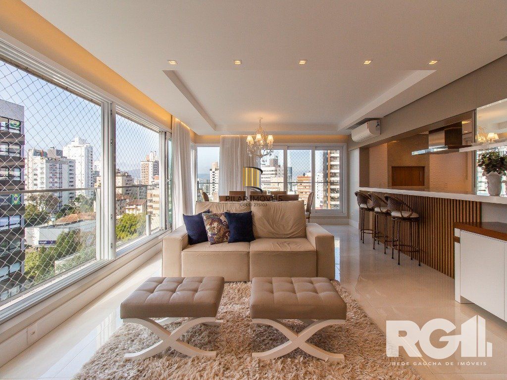 Belíssimo apartamento todo decorado por arquiteto. Apartamento com 170 m2, 3 suítes, sendo 1 suíte máster no bairro Petrópolis.