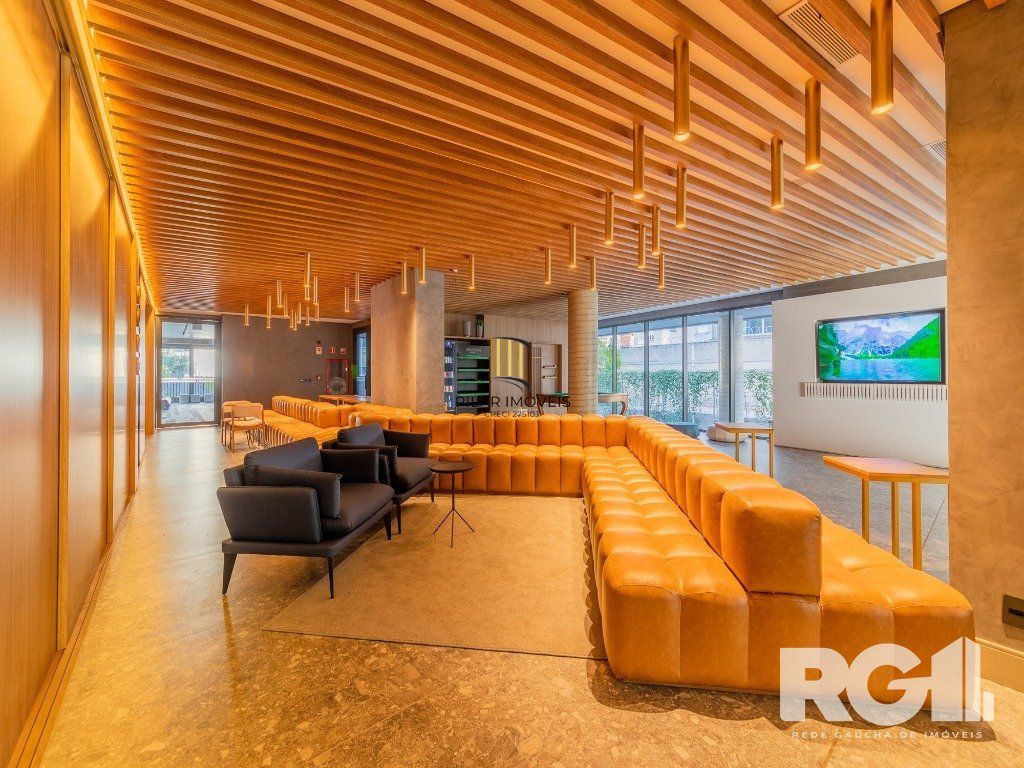 Loft de alto padrão construtivo no bairro Moinhos de Vento, planta de 29,60 m2 privativos com porcelanato, forro em gesso e aberturas em alumínio com vidros duplos.