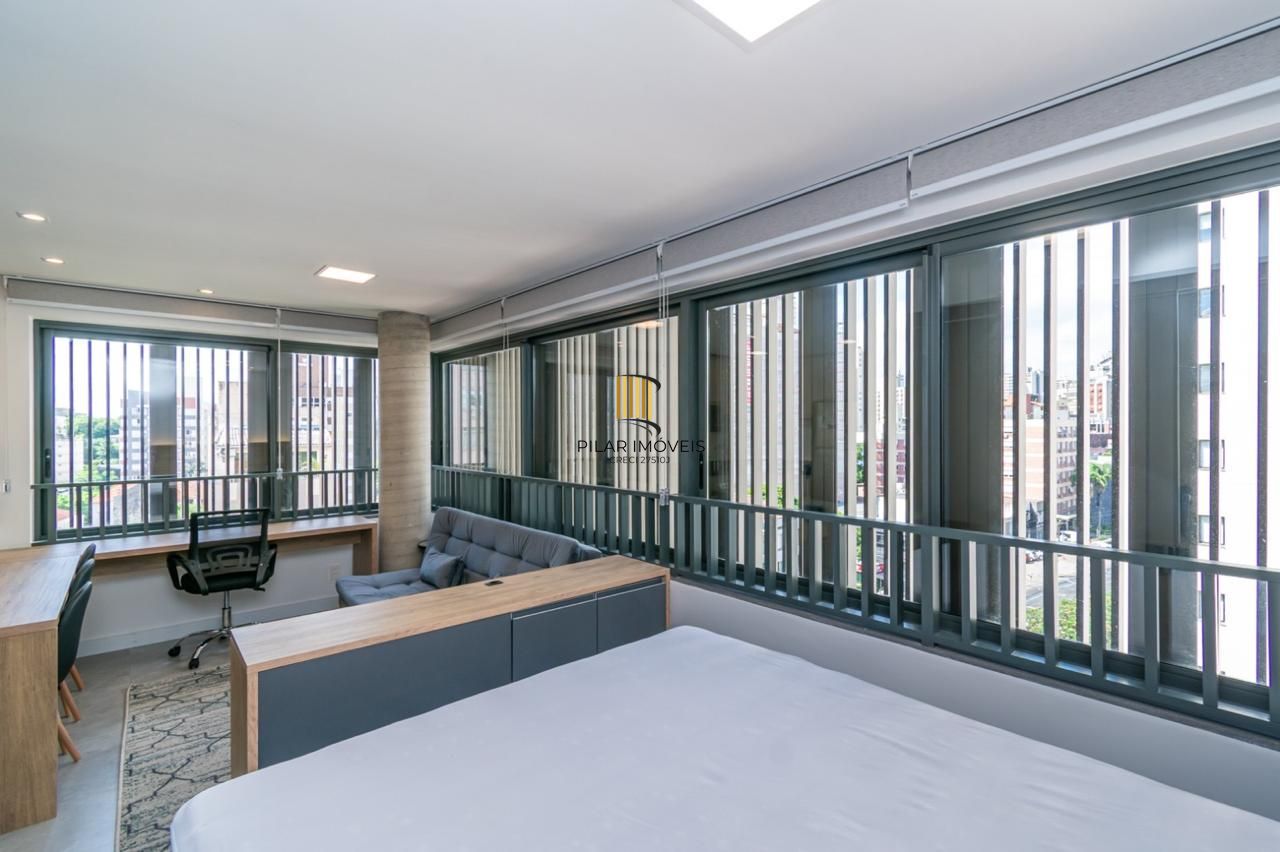 Loft de alto padrão construtivo no bairro Moinhos de Vento, planta de 29,60 m2 privativos com porcelanato, forro em gesso e aberturas em alumínio com vidros duplos.