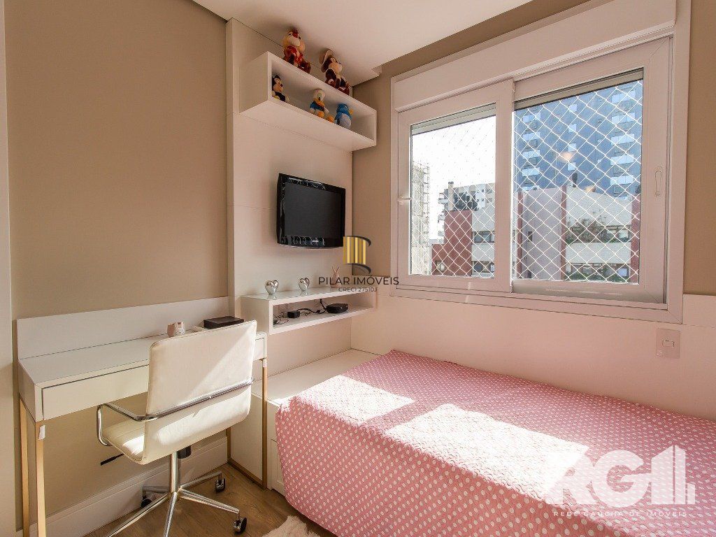 Belíssimo apartamento todo decorado por arquiteto. Apartamento com 170 m2, 3 suítes, sendo 1 suíte máster no bairro Petrópolis.