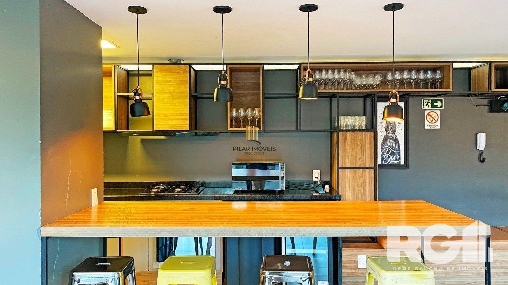 Apartamento de 72 m2 para alugar com 1 suíte, banheiro social com depósito e 2 vagas, finamente mobiliado e decorado.