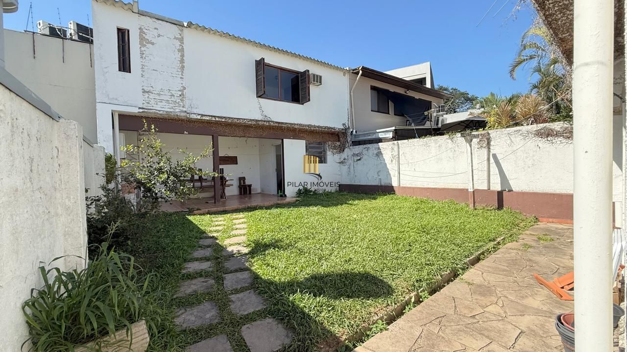 Casa semi reformada com 4 dormitórios e 4 vagas no Chácara das Pedras próx. Joao Wallig.