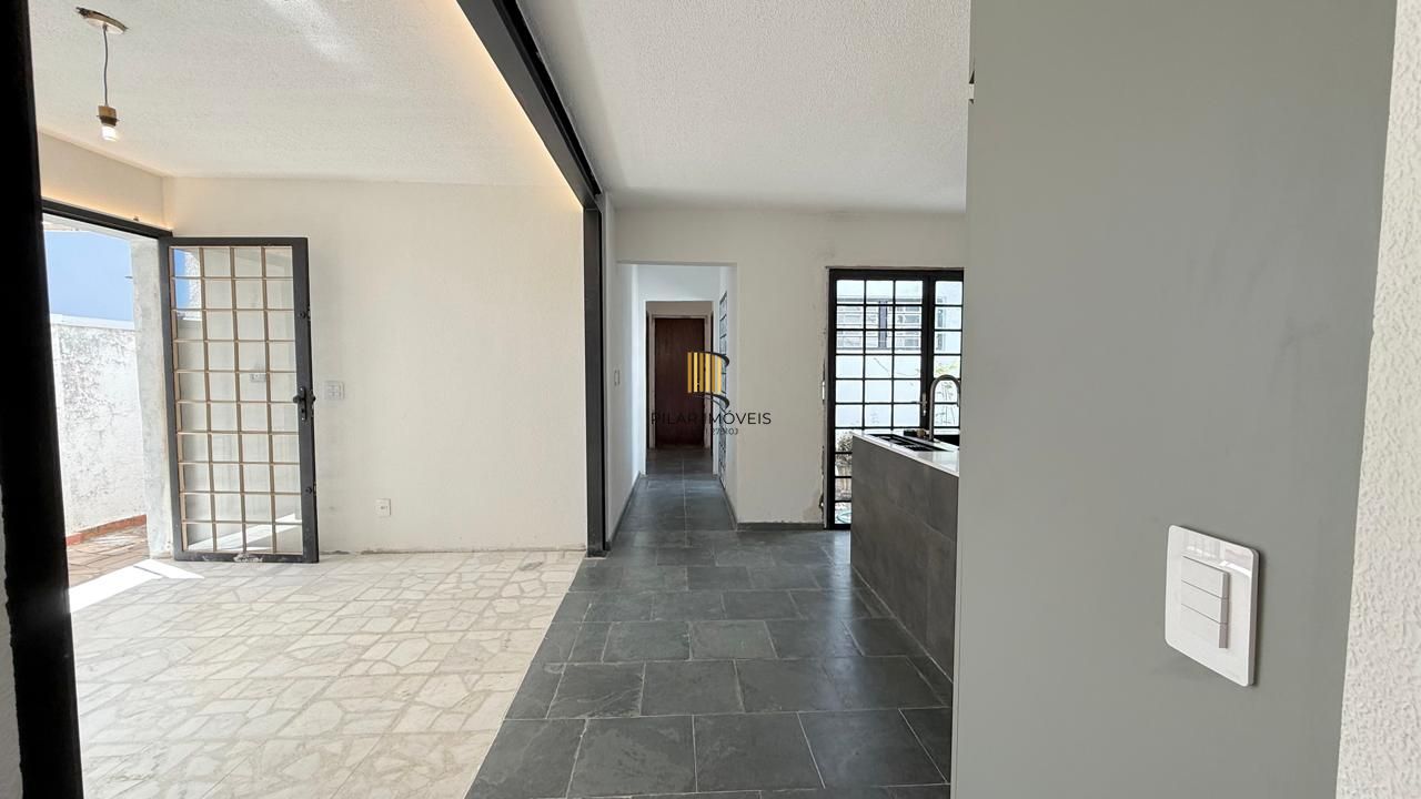 Casa semi reformada com 4 dormitórios e 4 vagas no Chácara das Pedras próx. Joao Wallig.