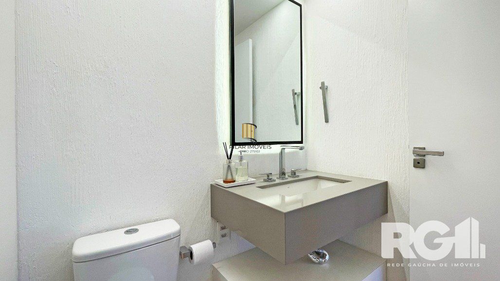 Apartamento de 72 m2 para alugar com 1 suíte, banheiro social com depósito e 2 vagas, finamente mobiliado e decorado.