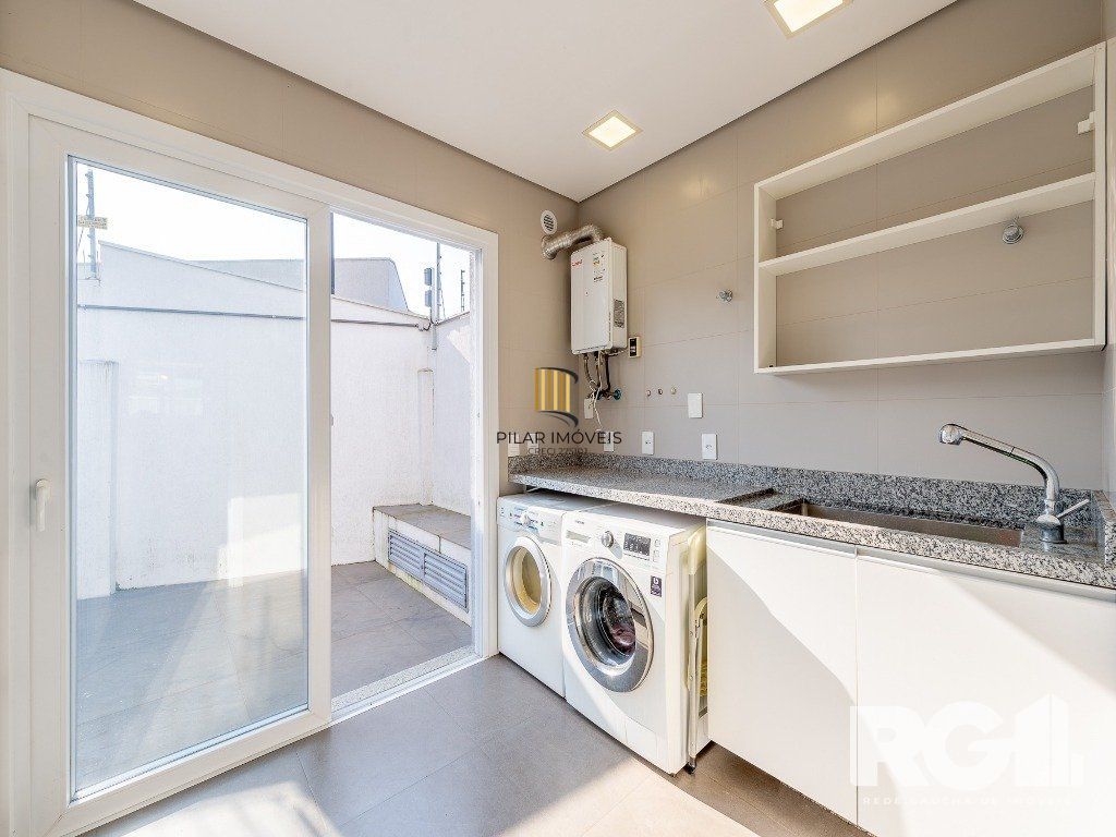 Espetacular casa nova à venda no bairro Três Figueiras!  3 suítes, 3 vagas, Generoso espaço gourmet com vista para a varanda, bem ensolarado.