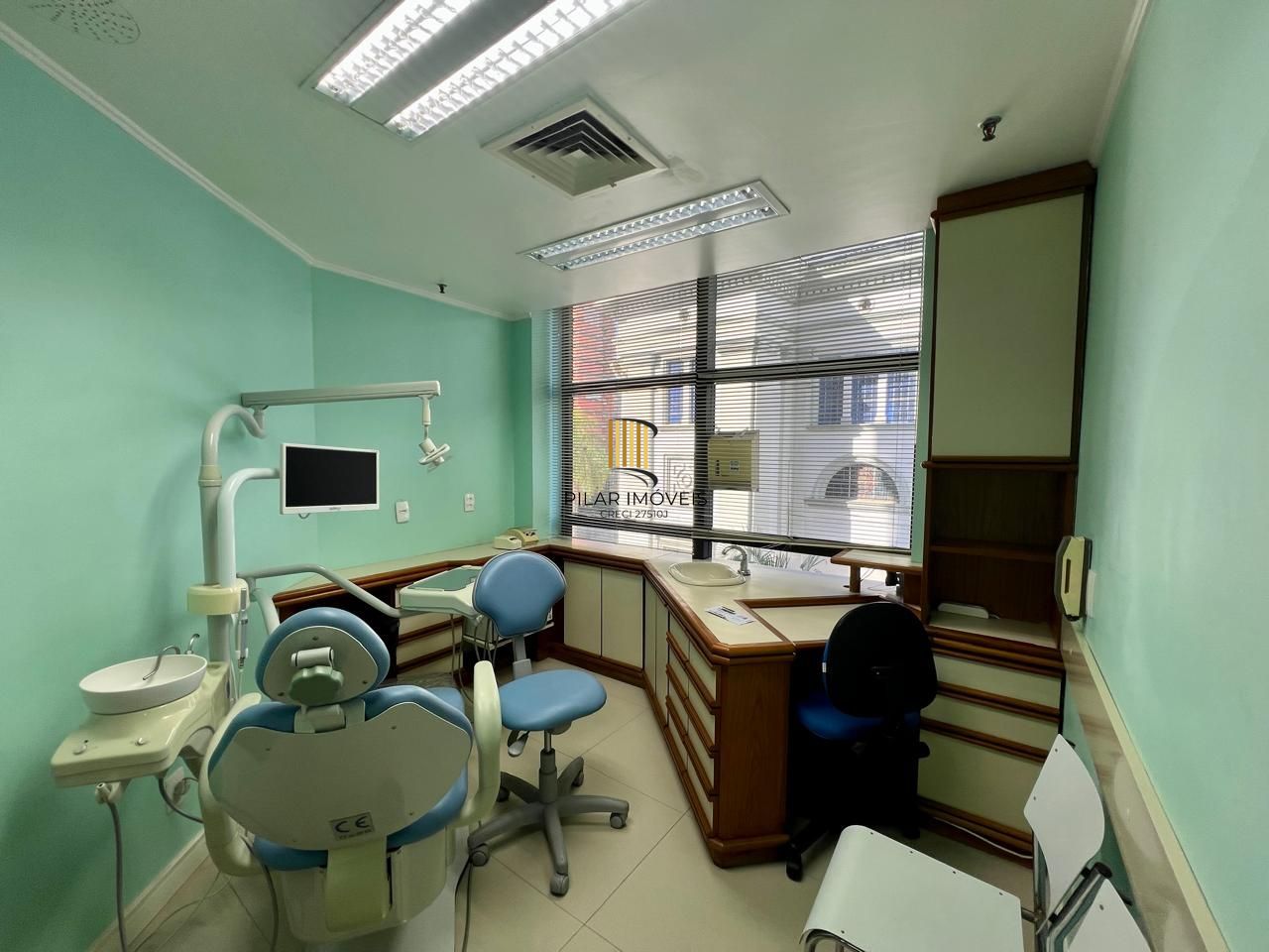 Clínica Odontológica mobiliada e equipada, 38 m2 com 2 vagas individuais na Av. Vinte e Quatro de Outubro