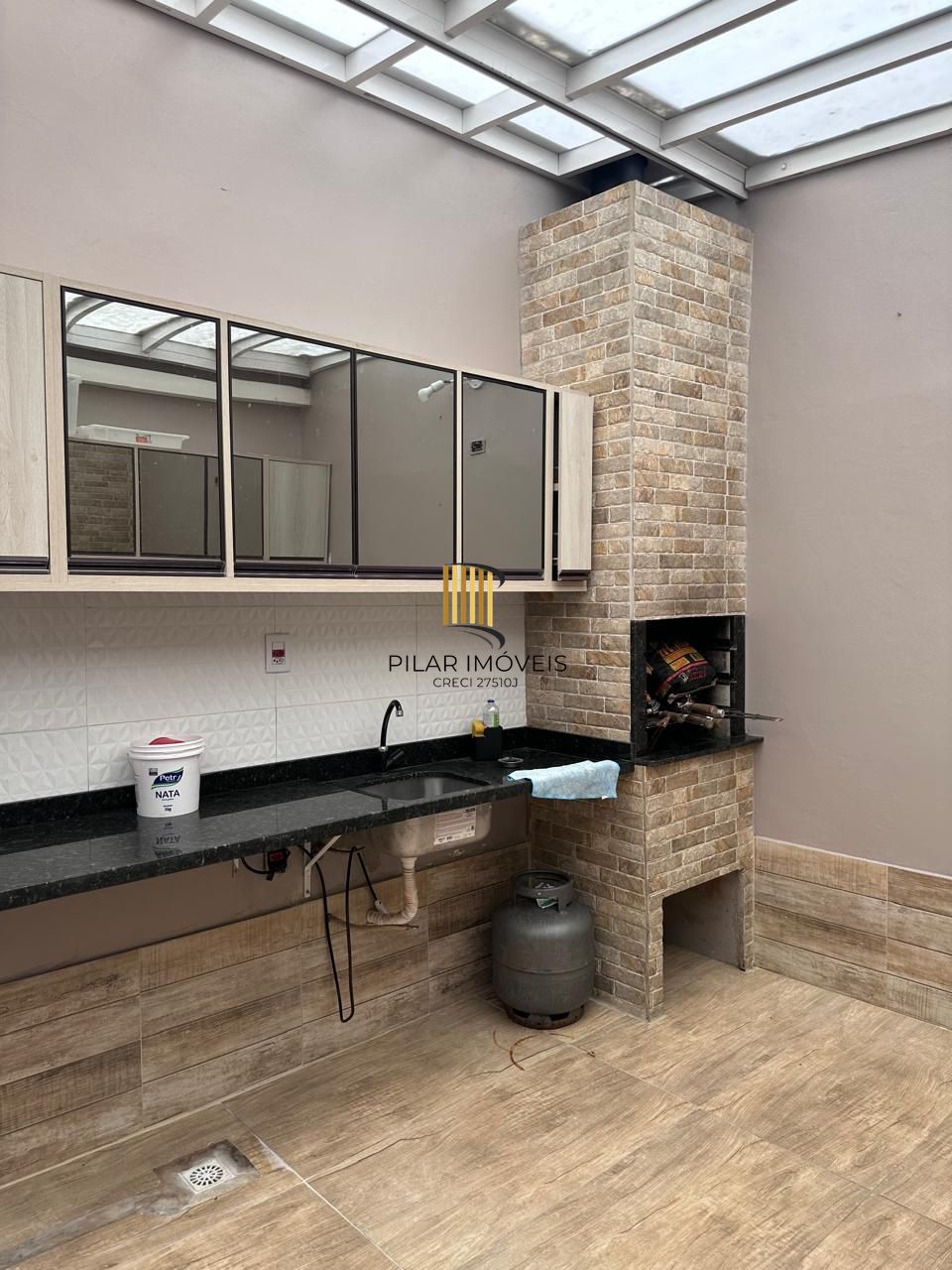 Sobrado localizado no bairro Mato Grande, c/2 dormitórios, living, cozinha e um aconchegante espaço gourmet c/ churrasqueira para reunir familia e amigos.