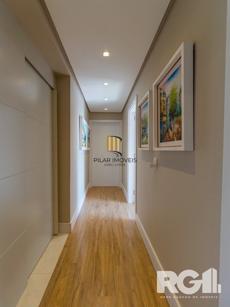 Belíssimo apartamento todo decorado por arquiteto. Apartamento com 170 m2, 3 suítes, sendo 1 suíte máster no bairro Petrópolis.