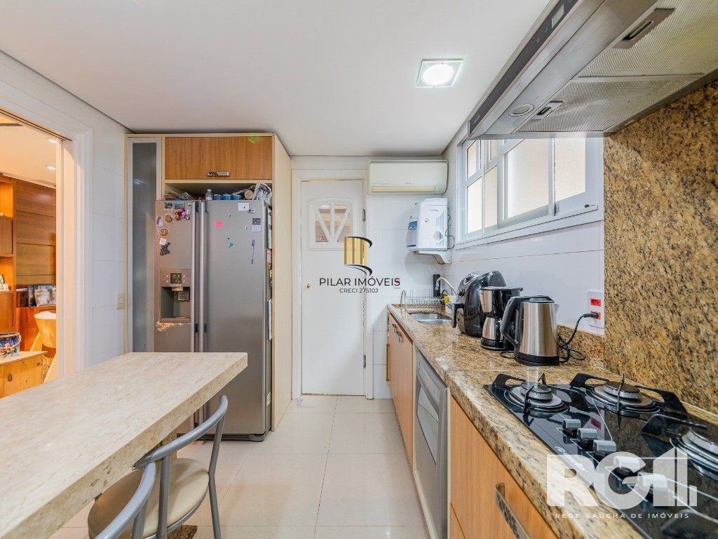EXCLUSIVIDADE  Belíssima casa de 4 suítes + gabinete no condomínio fechado Terra Mater com vista exuberante para o bosque, próximo da portaria e infraestrutura.