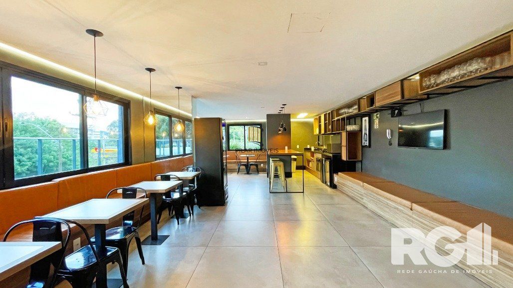 Apartamento de 72 m2 para alugar com 1 suíte, banheiro social com depósito e 2 vagas, finamente mobiliado e decorado.