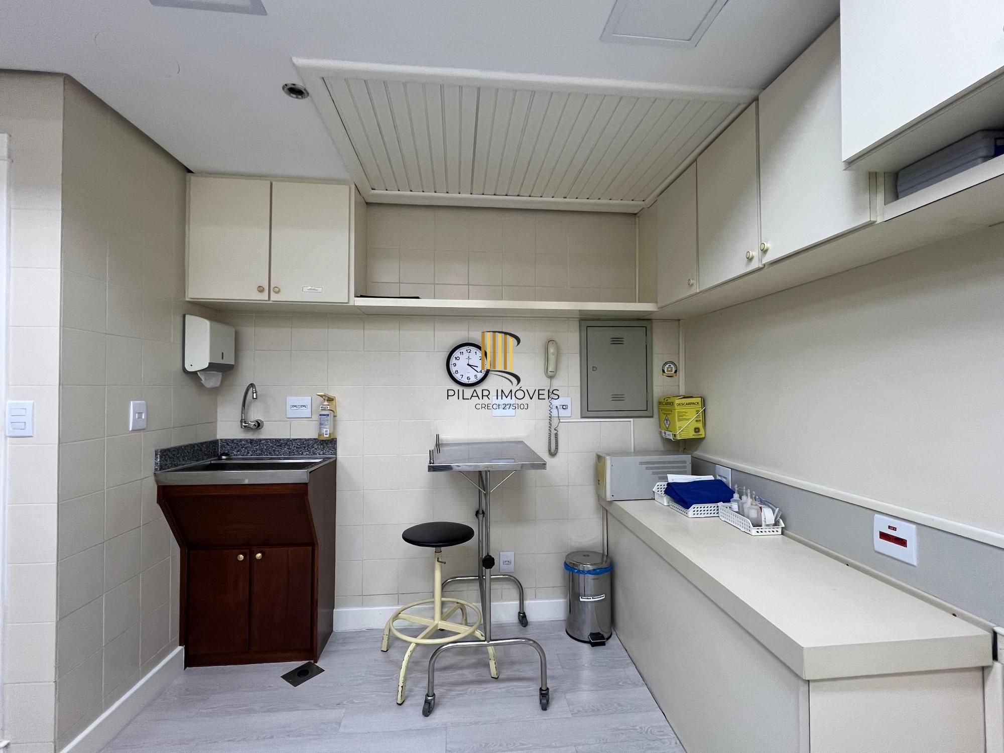 Espetacular Clínica de Cirurgia Médica toda montada à venda na Av. Carlos Gomes em Porto Alegre