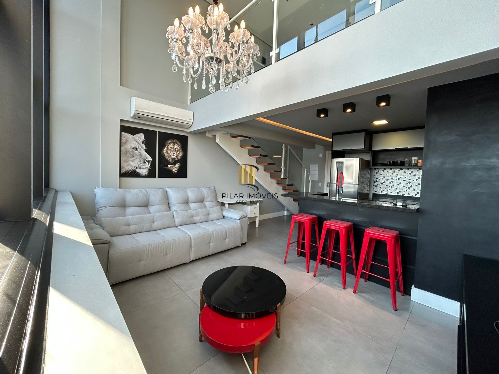 Apartamento duplex a venda, mobiliado e decorado, planta de 57 m2 com 1 dormitório, 2 vagas e 1 depósito.