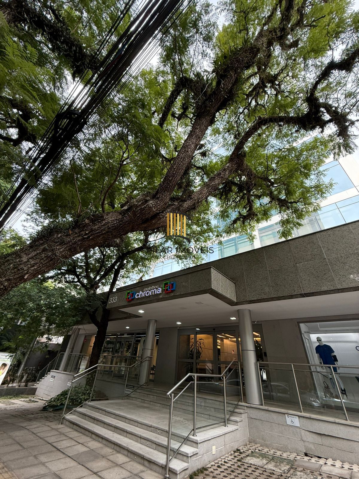 Sala comercial c/garagem coberta e depósito no Moinhos Chroma