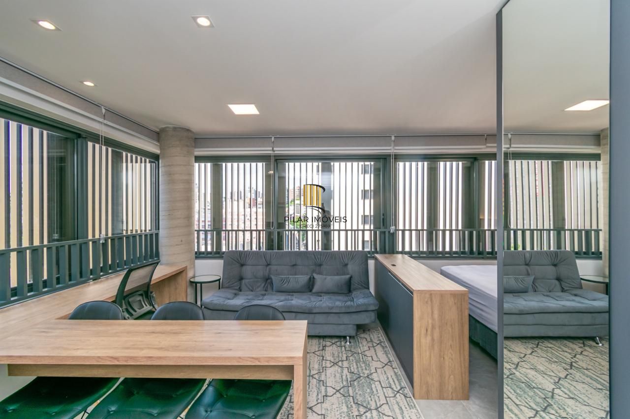 Loft de alto padrão construtivo no bairro Moinhos de Vento, planta de 29,60 m2 privativos com porcelanato, forro em gesso e aberturas em alumínio com vidros duplos.