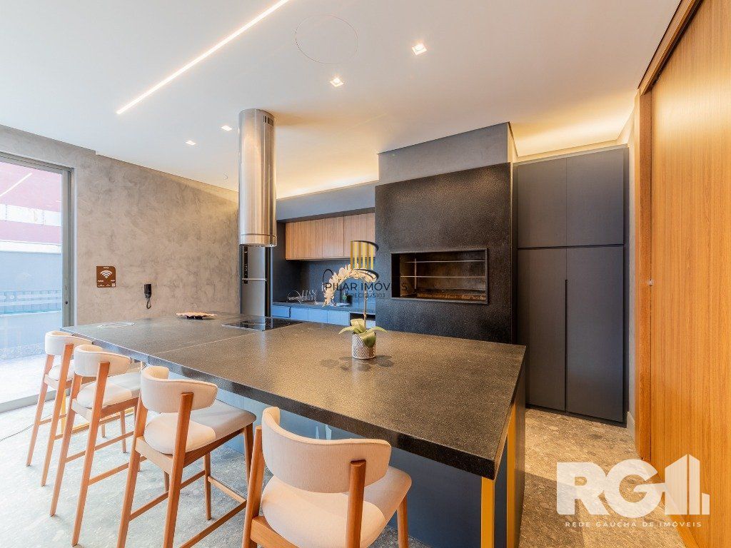 Loft de alto padrão construtivo no bairro Moinhos de Vento, planta de 29,60 m2 privativos com porcelanato, forro em gesso e aberturas em alumínio com vidros duplos.