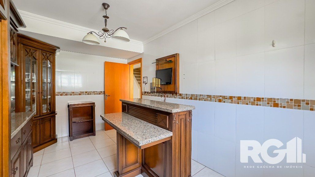 Linda casa de 282 m2 com 4 dormitórios, sendo 3 suítes e a suíte master no Chácara das Pedras.