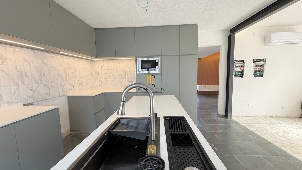 Casa semi reformada com 4 dormitórios e 4 vagas no Chácara das Pedras próx. Joao Wallig.
