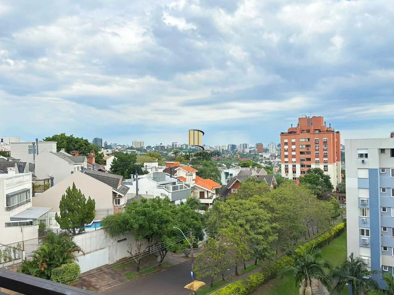 Apartamento de 3 suítes com 3 vagas, 136 m2 próximo ao Shopping Iguatemi.