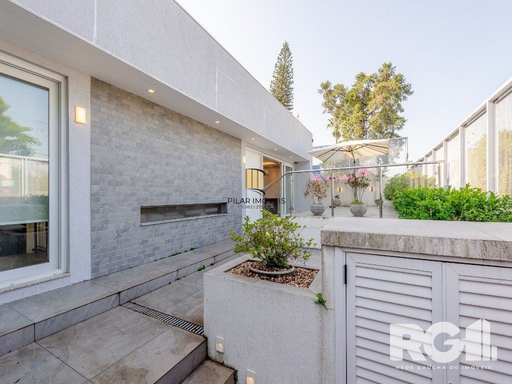 Espetacular casa nova à venda no bairro Três Figueiras!  3 suítes, 3 vagas, Generoso espaço gourmet com vista para a varanda, bem ensolarado.