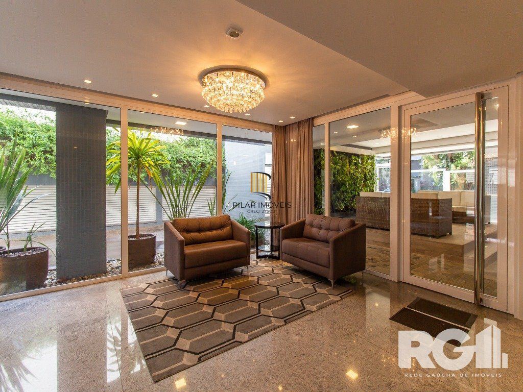 Belíssimo apartamento todo decorado por arquiteto. Apartamento com 170 m2, 3 suítes, sendo 1 suíte máster no bairro Petrópolis.