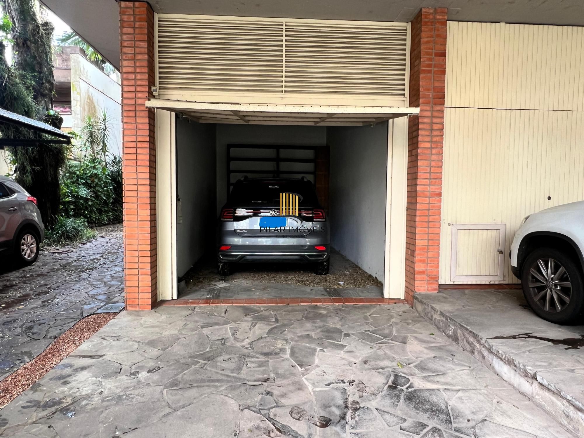 Charmoso apartamento no bairro Rio Branco, 102 m2, 3 dormitórios sendo 1 suíte, 2 vagas cobertas.