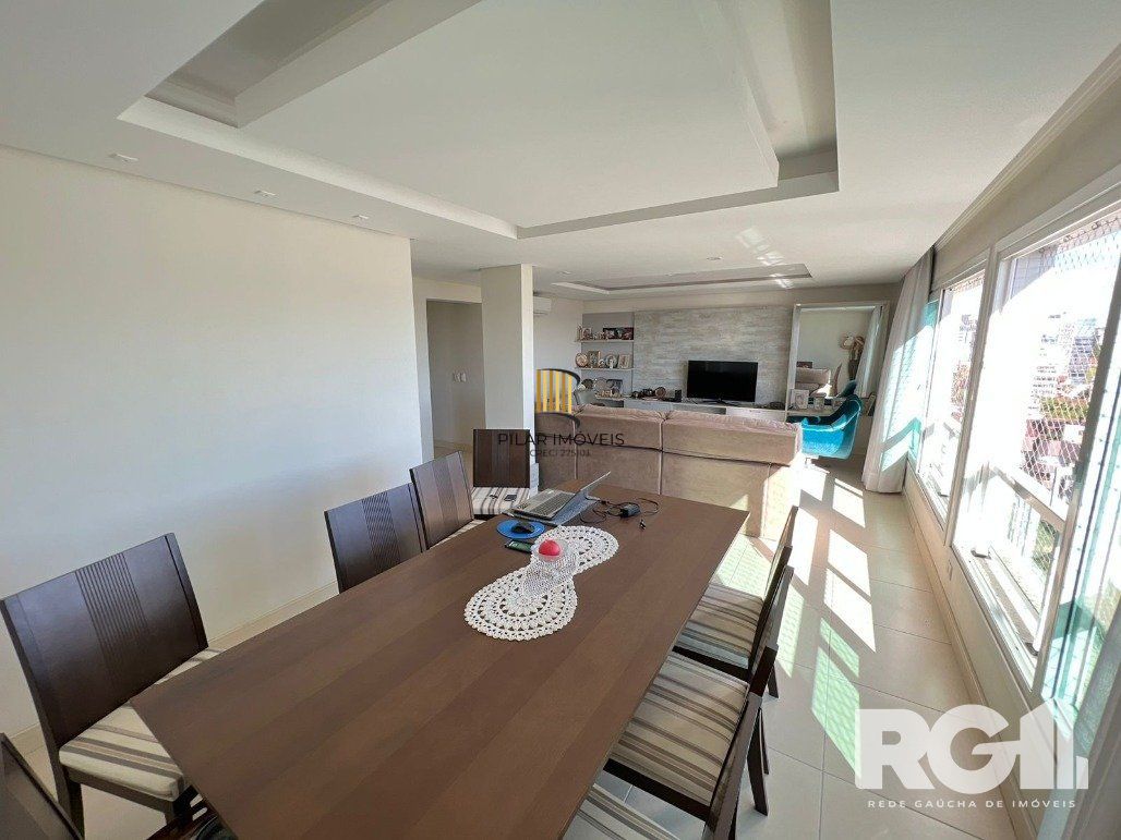 Espetacular apartamento para ALUGAR mobiliado com eletrodomésticos, 3 dormitórios, 2 vagas cobertas, infra completa no coração do Bairro Petrópolis.