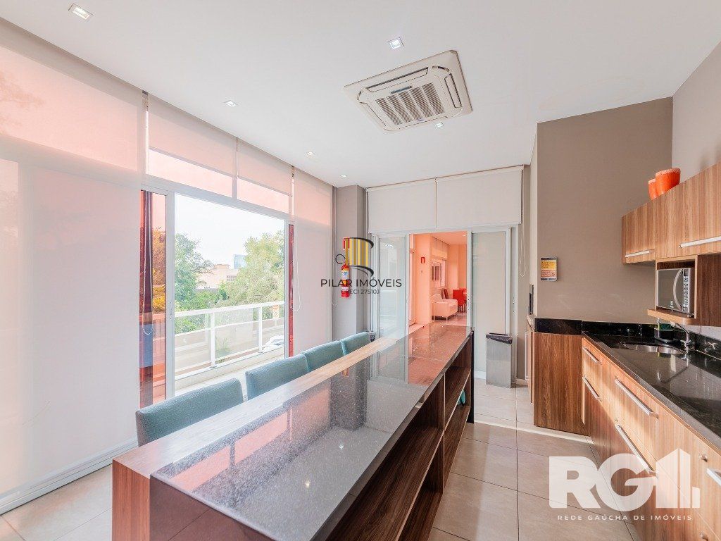 Apartamento de 65 m2 com 3 dormitórios sendo 1 suíte e 1 vaga no bairro Azenha.