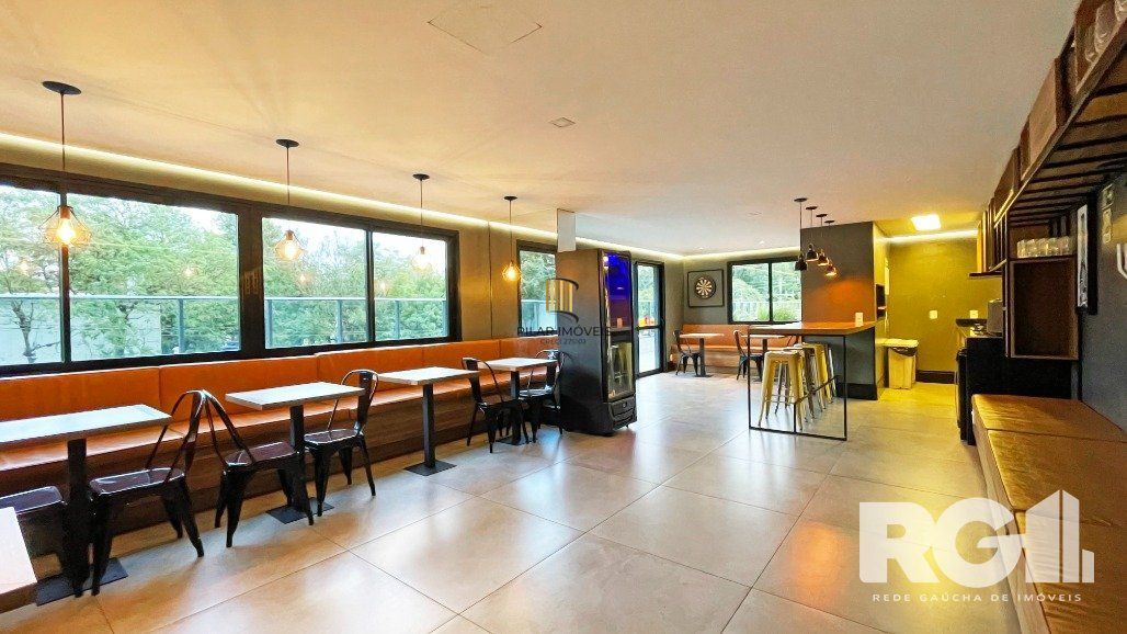 Apartamento de 72 m2 para alugar com 1 suíte, banheiro social com depósito e 2 vagas, finamente mobiliado e decorado.