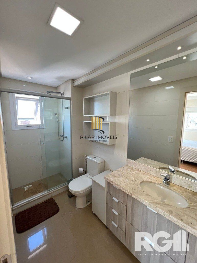 Espetacular apartamento para ALUGAR mobiliado com eletrodomésticos, 3 dormitórios, 2 vagas cobertas, infra completa no coração do Bairro Petrópolis.