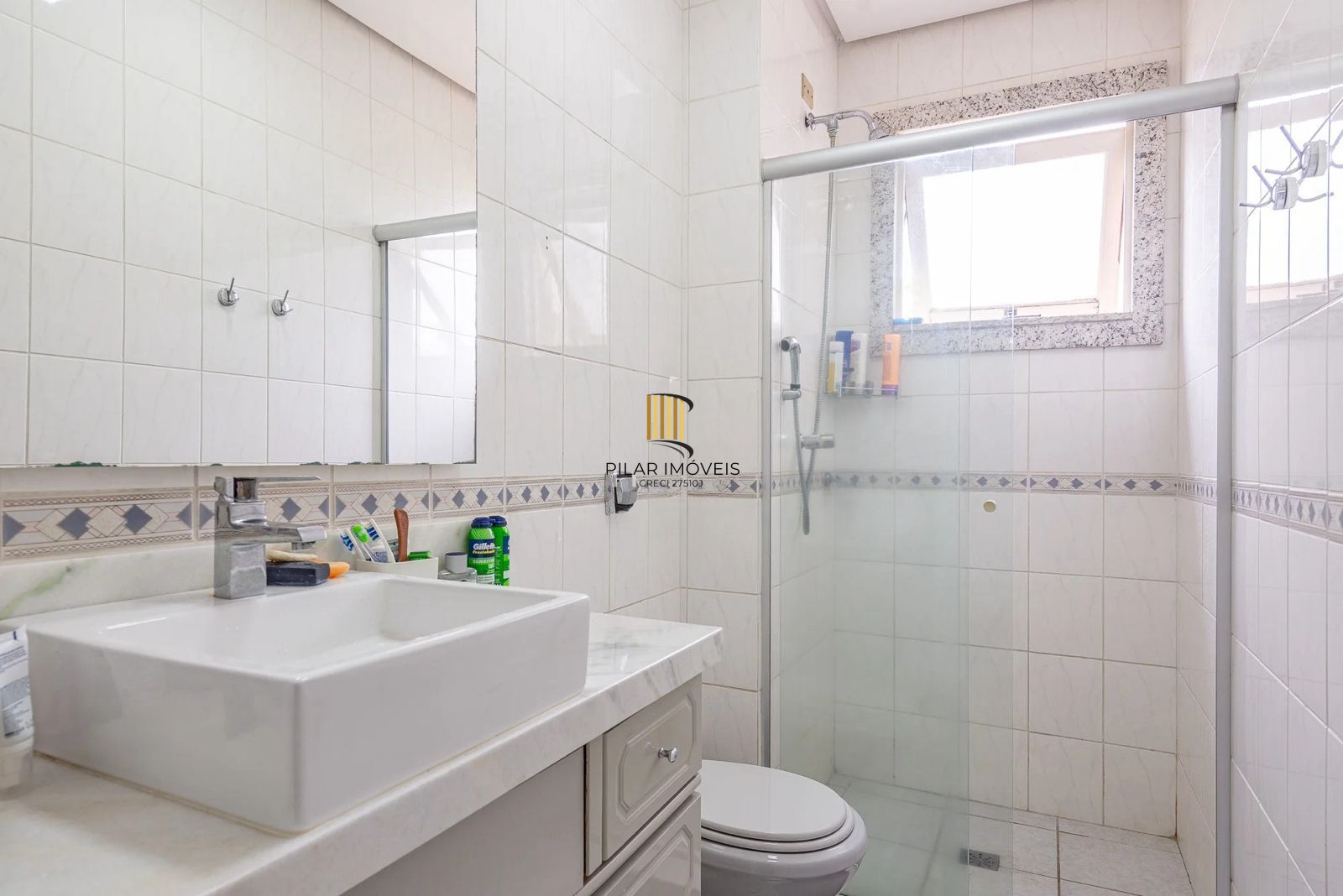 COBERTURA À VENDA c/ 168m2, 3 dormitórios, 1 suíte, 2 vagas de garagem, Passo da Areia, Porto Alegre !!