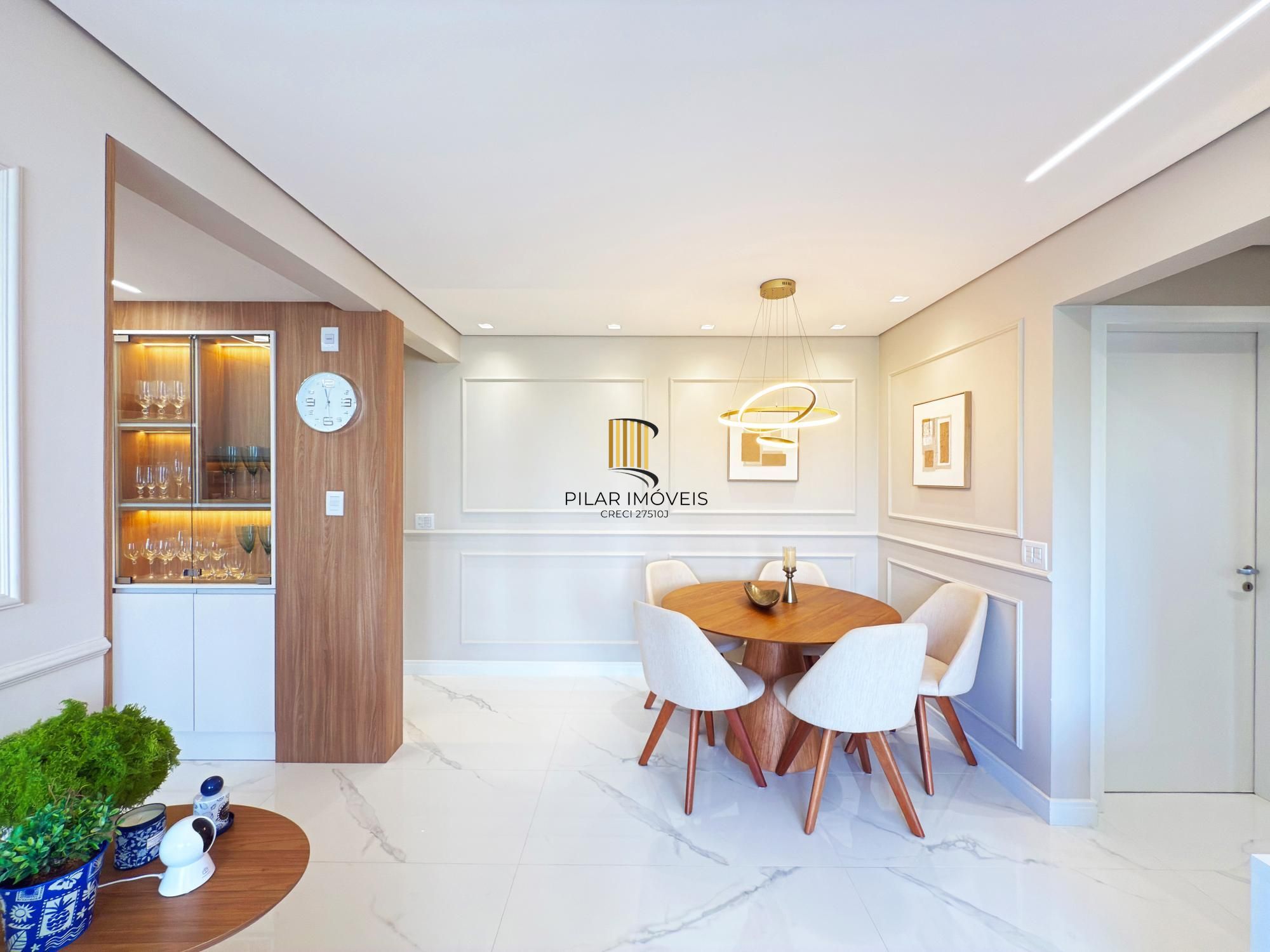 Porteira Fechada Belíssimo apartamento mobiliado e decorado 2 dorm 2 vagas c/piscina