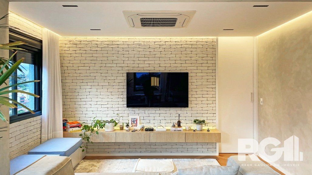 Apartamento de 72 m2 para alugar com 1 suíte, banheiro social com depósito e 2 vagas, finamente mobiliado e decorado.