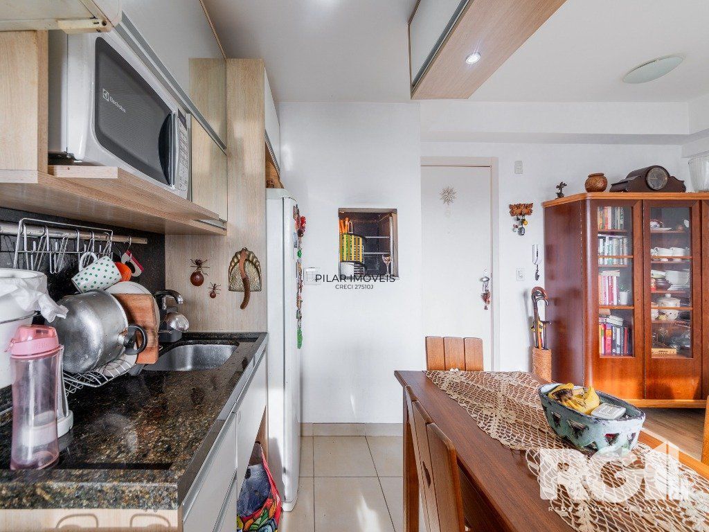 Apartamento de 65 m2 com 3 dormitórios sendo 1 suíte e 1 vaga no bairro Azenha.
