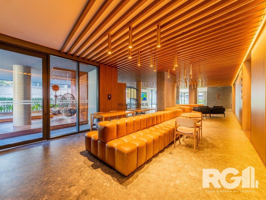 Loft de alto padrão construtivo no bairro Moinhos de Vento, planta de 29,60 m2 privativos com porcelanato, forro em gesso e aberturas em alumínio com vidros duplos.