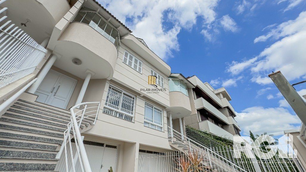 Linda casa de 282 m2 com 4 dormitórios, sendo 3 suítes e a suíte master no Chácara das Pedras.