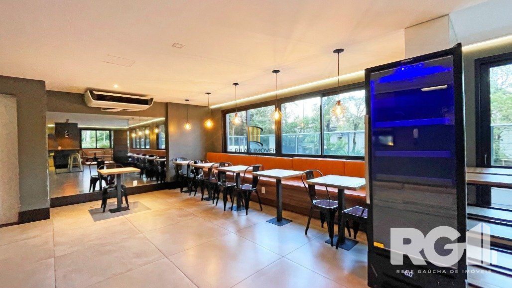 Apartamento de 72 m2 para alugar com 1 suíte, banheiro social com depósito e 2 vagas, finamente mobiliado e decorado.