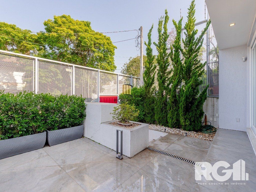 Espetacular casa nova à venda no bairro Três Figueiras!  3 suítes, 3 vagas, Generoso espaço gourmet com vista para a varanda, bem ensolarado.