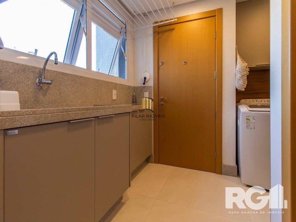 Belíssimo apartamento todo decorado por arquiteto. Apartamento com 170 m2, 3 suítes, sendo 1 suíte máster no bairro Petrópolis.