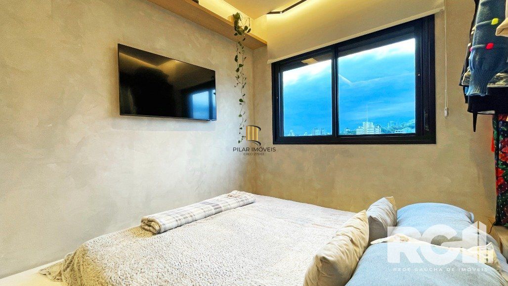 Apartamento de 72 m2 para alugar com 1 suíte, banheiro social com depósito e 2 vagas, finamente mobiliado e decorado.