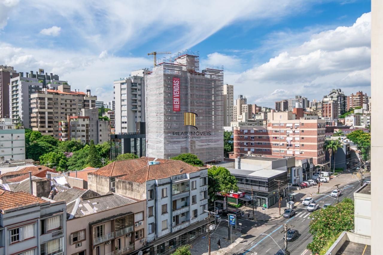 Loft de alto padrão construtivo no bairro Moinhos de Vento, planta de 29,60 m2 privativos com porcelanato, forro em gesso e aberturas em alumínio com vidros duplos.