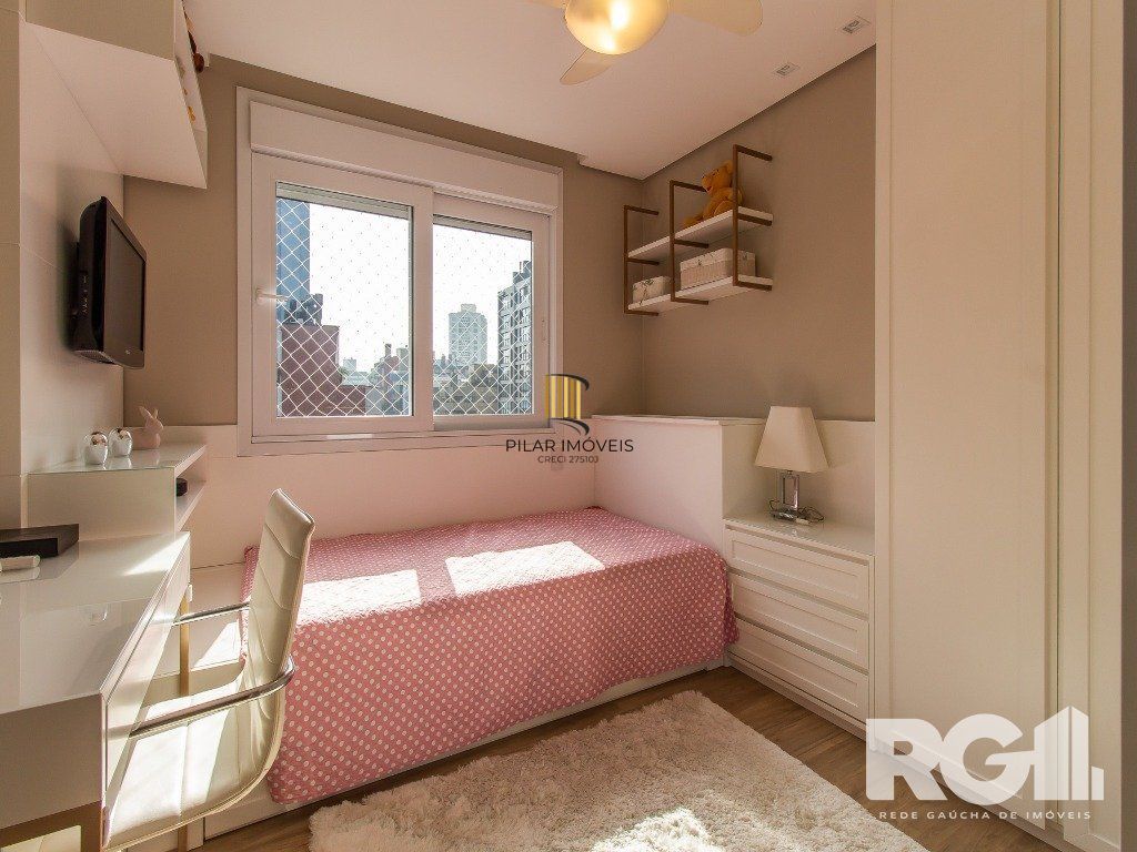 Belíssimo apartamento todo decorado por arquiteto. Apartamento com 170 m2, 3 suítes, sendo 1 suíte máster no bairro Petrópolis.