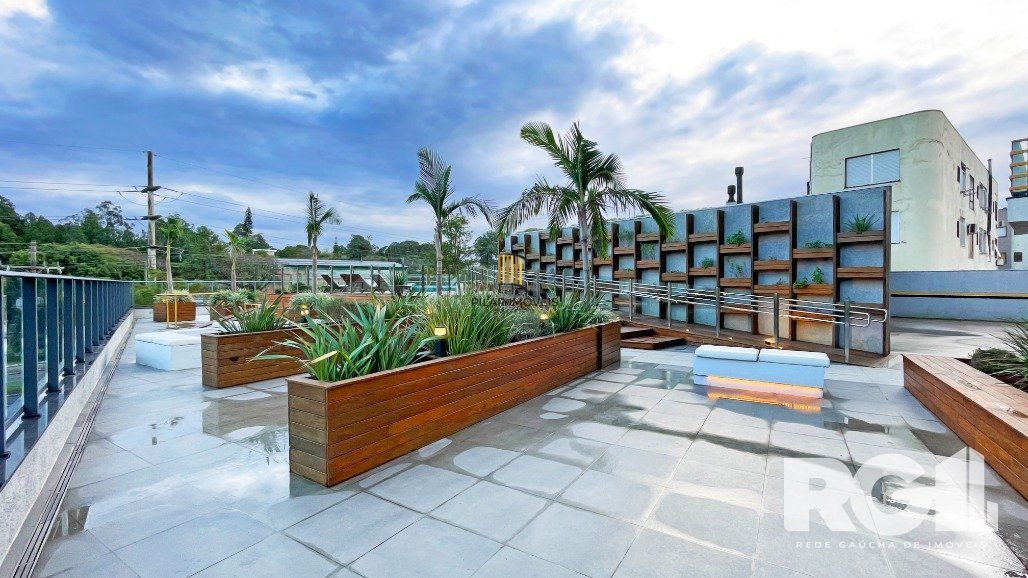 Apartamento de 72 m2 para alugar com 1 suíte, banheiro social com depósito e 2 vagas, finamente mobiliado e decorado.