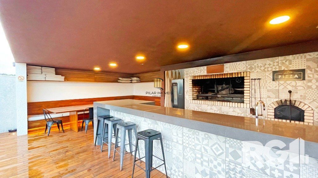 Apartamento de 72 m2 para alugar com 1 suíte, banheiro social com depósito e 2 vagas, finamente mobiliado e decorado.