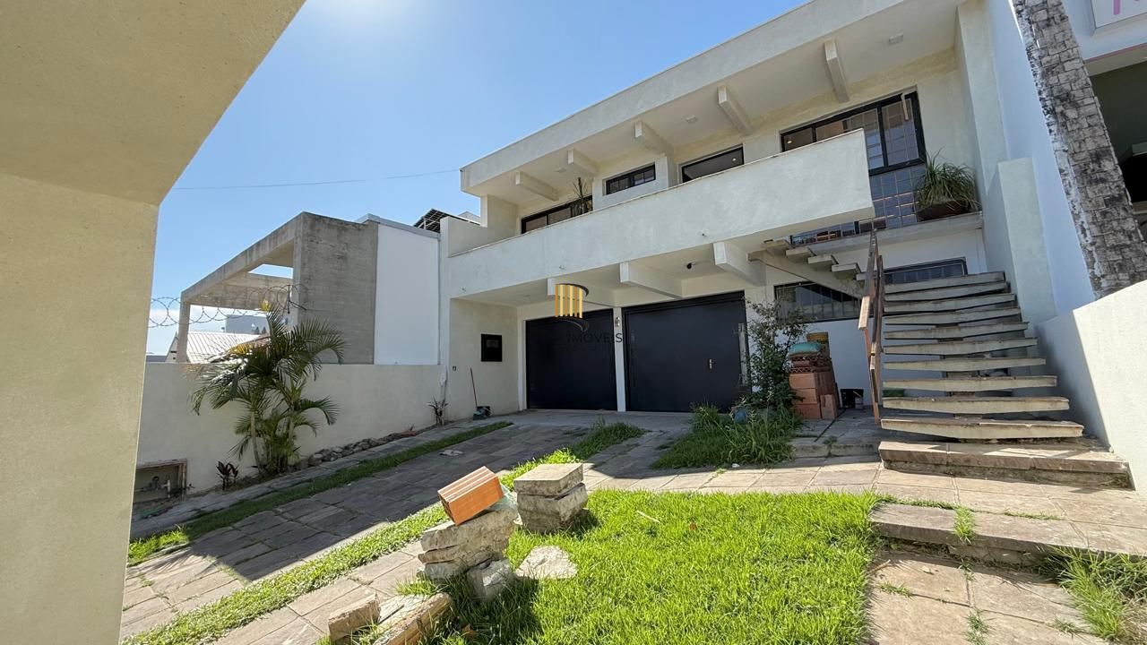 Casa semi reformada com 4 dormitórios e 4 vagas no Chácara das Pedras próx. Joao Wallig.